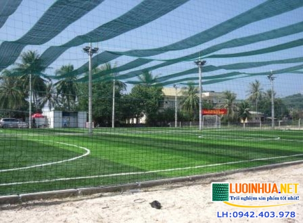 Lưới chắn sân bóng có ưu điểm gì
