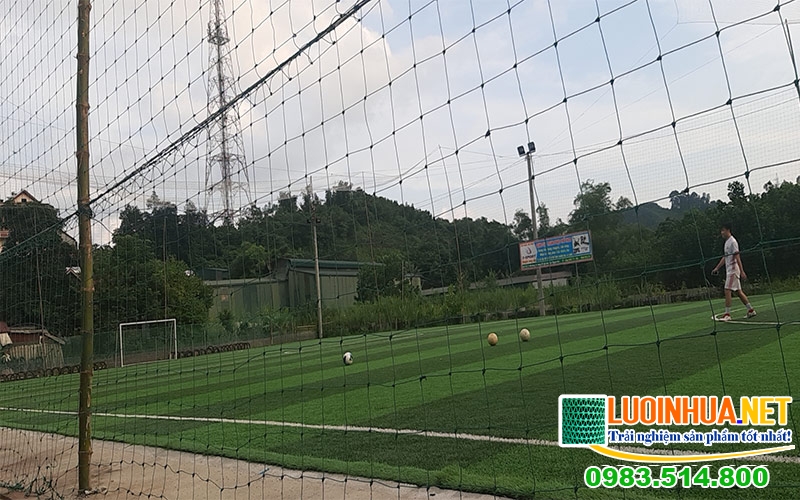 Lưới chắn sân bóng đá